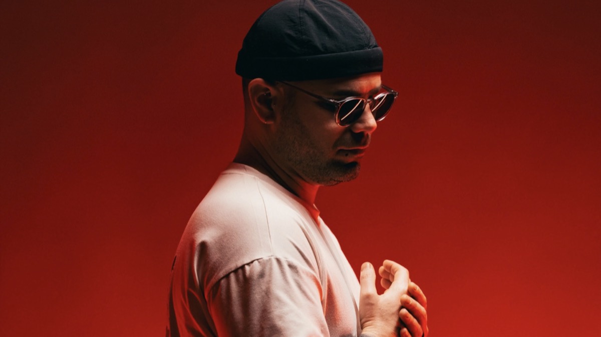 Portrait de l’artiste DJ Manu MDS sur fond rouge